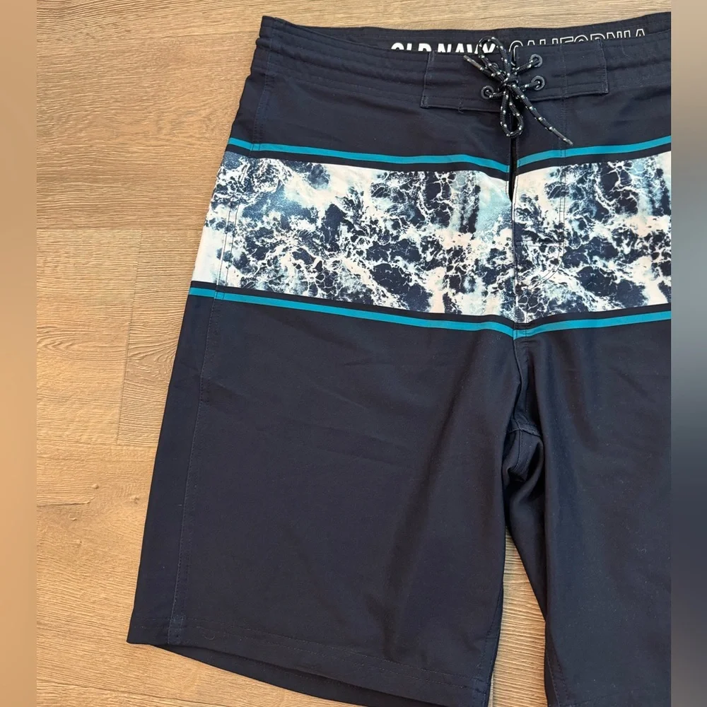 Old Navy Color-Blocked Built-In Flex Board Shorts Blue White Ocean Waves